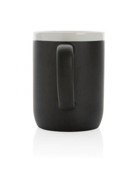 Taza de cerámica con borde blanco