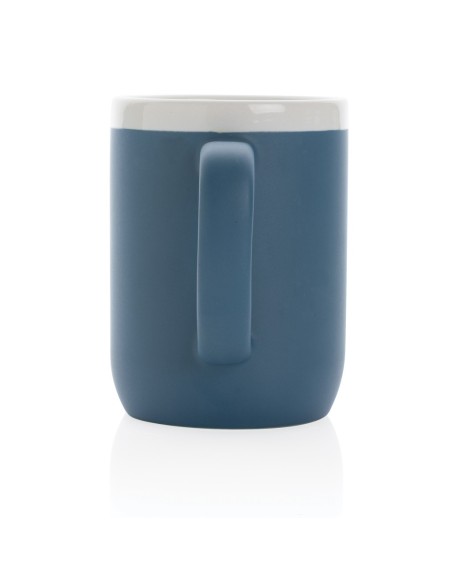 Taza de cerámica con borde blanco